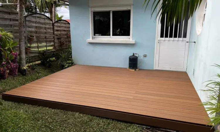 Terrasse bois à Bras-Panon